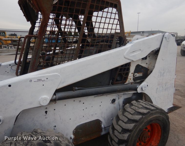 image for item IV9544 2005 Bobcat S220  skid steer loader