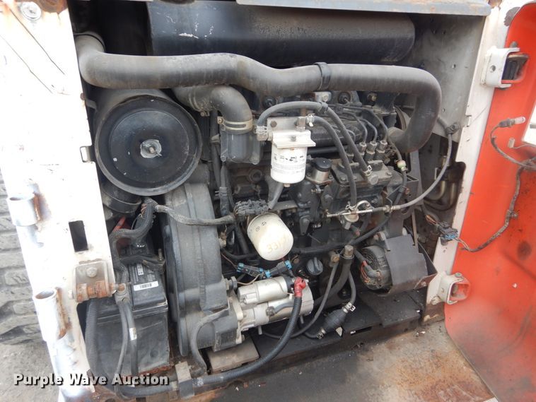 image for item IV9544 2005 Bobcat S220  skid steer loader