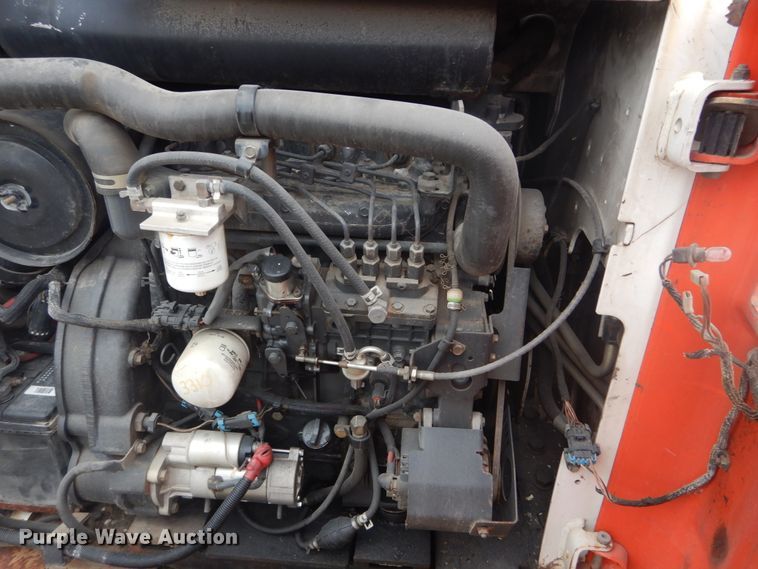 image for item IV9544 2005 Bobcat S220  skid steer loader