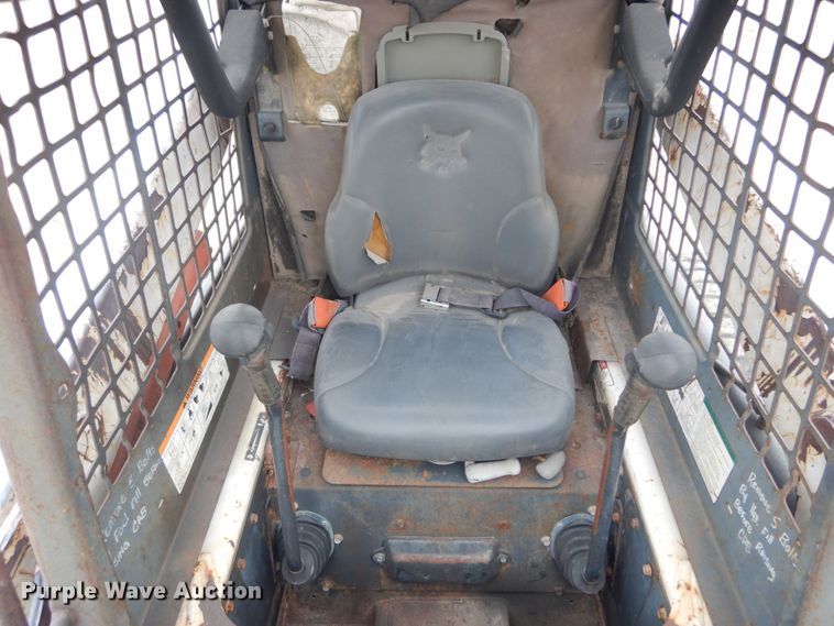 image for item IV9544 2005 Bobcat S220  skid steer loader