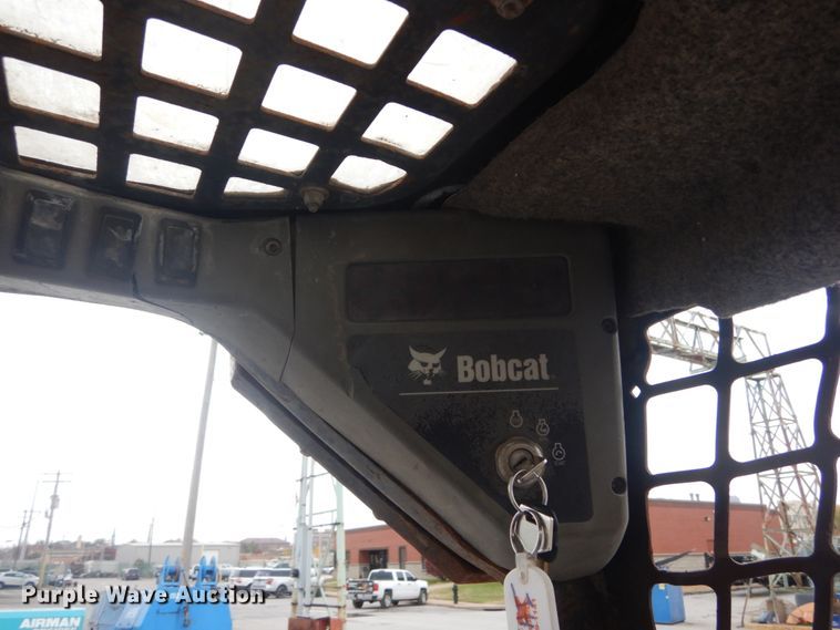 image for item IV9544 2005 Bobcat S220  skid steer loader