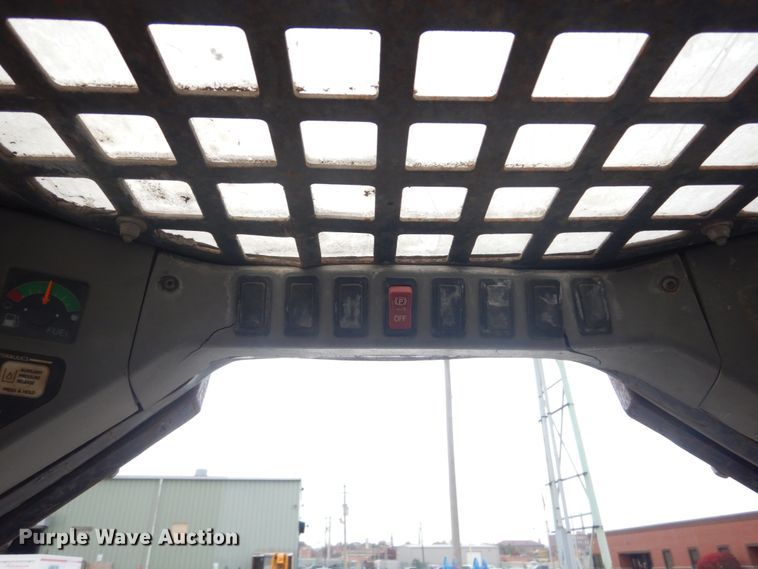 image for item IV9544 2005 Bobcat S220  skid steer loader