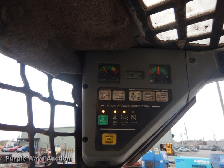 image for item IV9544 2005 Bobcat S220  skid steer loader