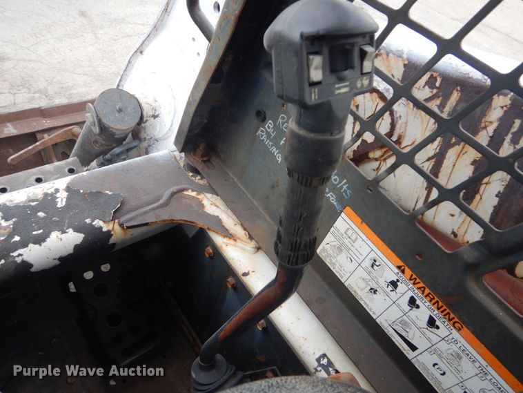 image for item IV9544 2005 Bobcat S220  skid steer loader