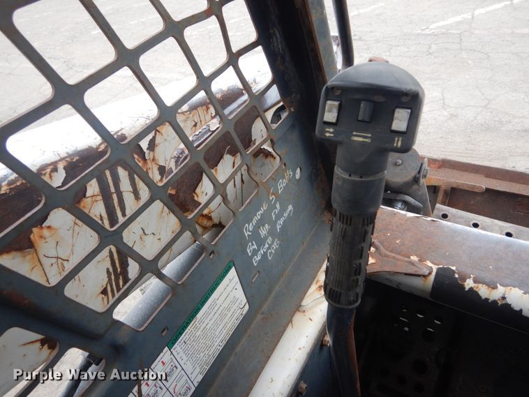 image for item IV9544 2005 Bobcat S220  skid steer loader