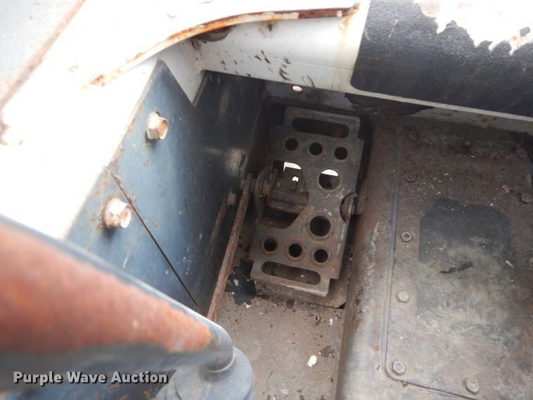 image for item IV9544 2005 Bobcat S220  skid steer loader