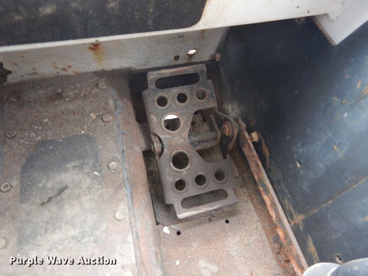 image for item IV9544 2005 Bobcat S220  skid steer loader