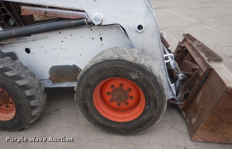 image for item IV9544 2005 Bobcat S220  skid steer loader