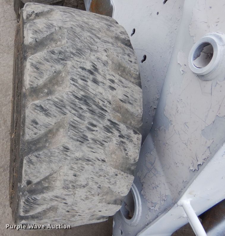 image for item IV9544 2005 Bobcat S220  skid steer loader