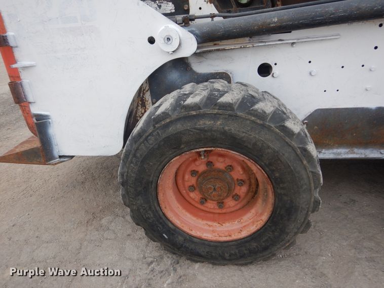 image for item IV9544 2005 Bobcat S220  skid steer loader