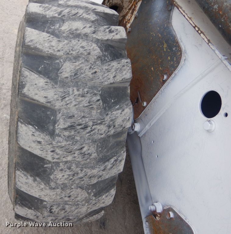 image for item IV9544 2005 Bobcat S220  skid steer loader