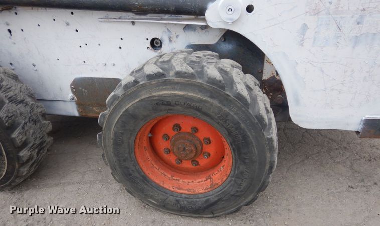 image for item IV9544 2005 Bobcat S220  skid steer loader