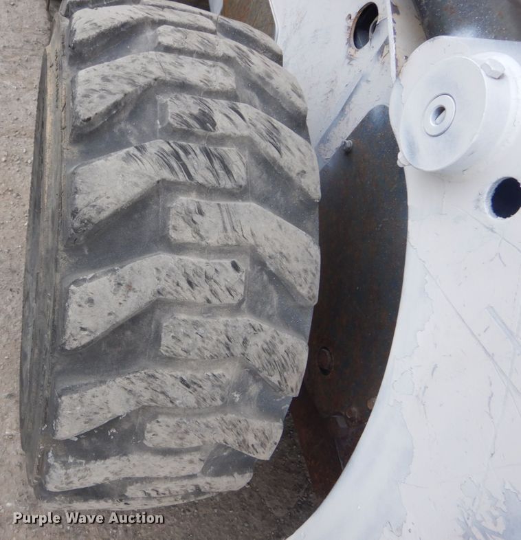 image for item IV9544 2005 Bobcat S220  skid steer loader