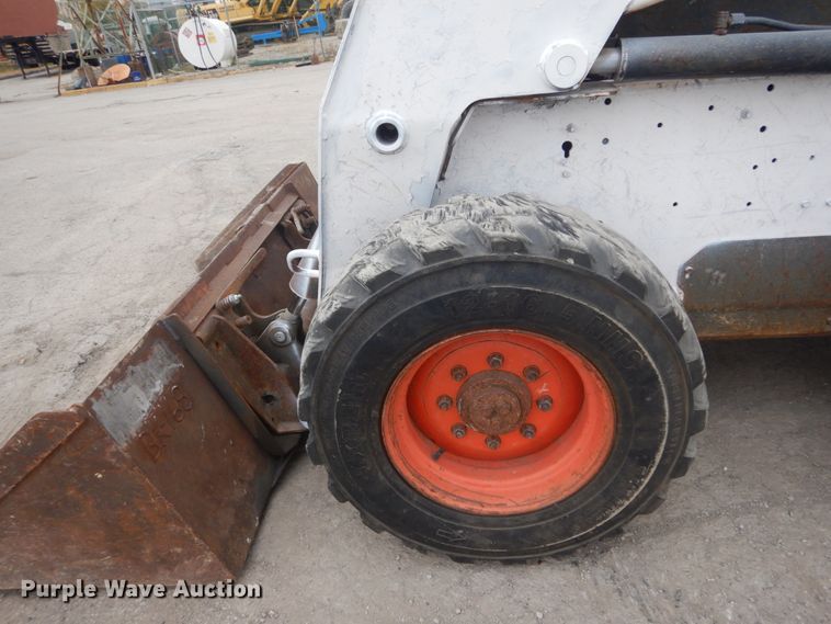 image for item IV9544 2005 Bobcat S220  skid steer loader