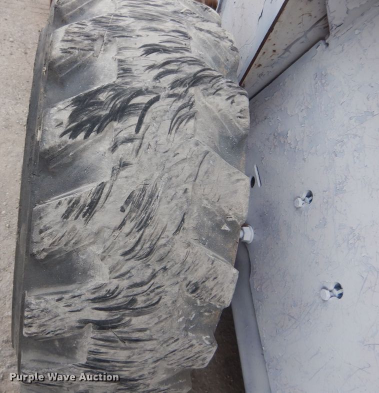 image for item IV9544 2005 Bobcat S220  skid steer loader