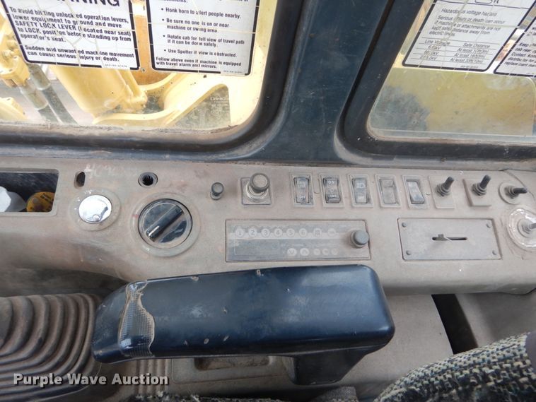 image for item IV9549 2000 Komatsu PC220LC-6LE  excavator