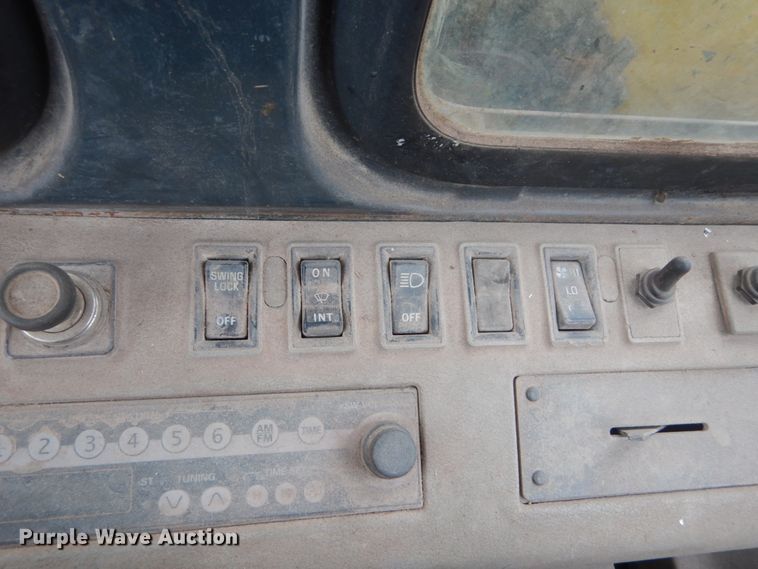 image for item IV9549 2000 Komatsu PC220LC-6LE  excavator