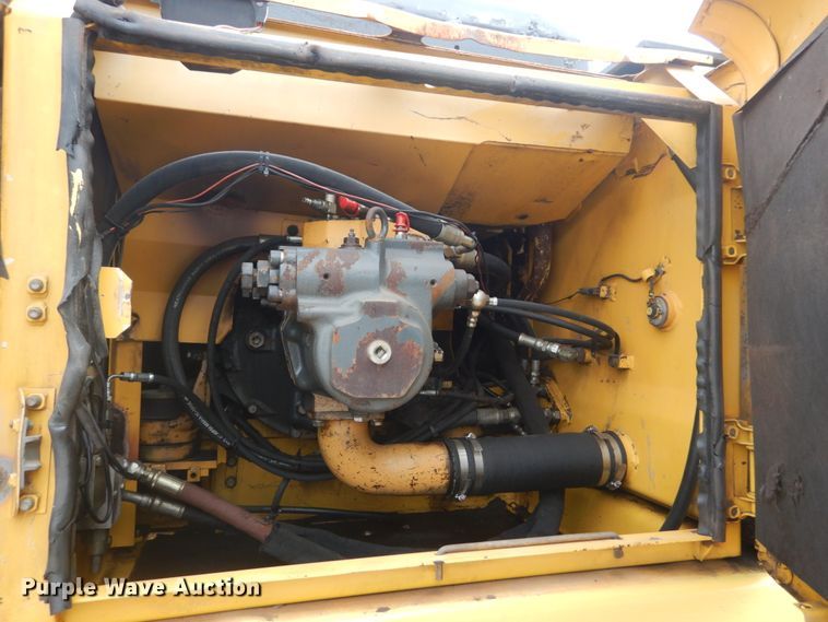image for item IV9549 2000 Komatsu PC220LC-6LE  excavator