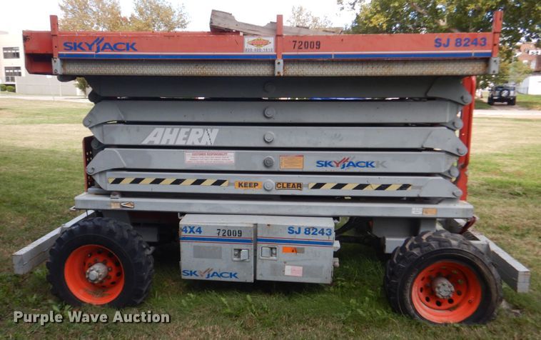 image for item JF9946 Sky Jack SJ8243  scissor lift