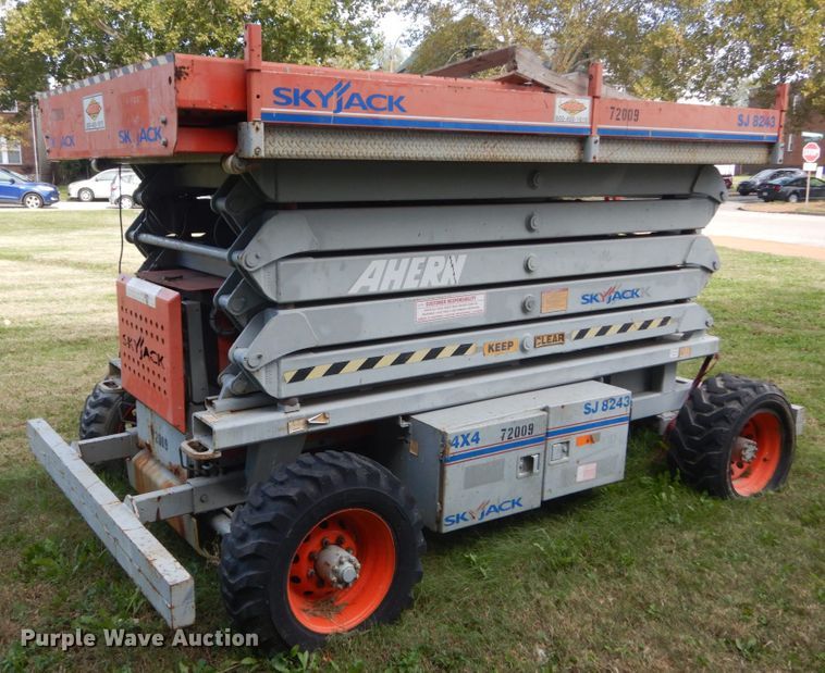 image for item JF9946 Sky Jack SJ8243  scissor lift
