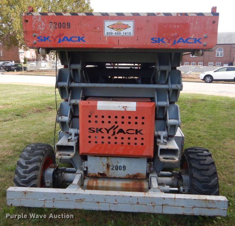 image for item JF9946 Sky Jack SJ8243  scissor lift