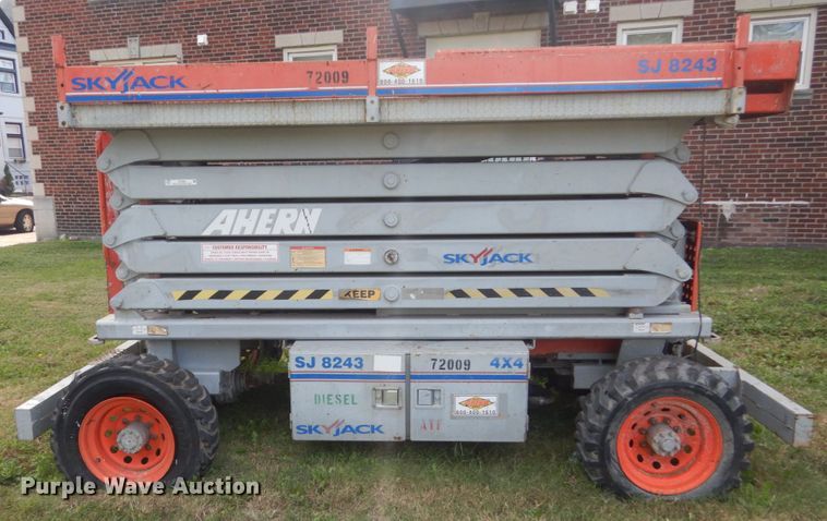 image for item JF9946 Sky Jack SJ8243  scissor lift