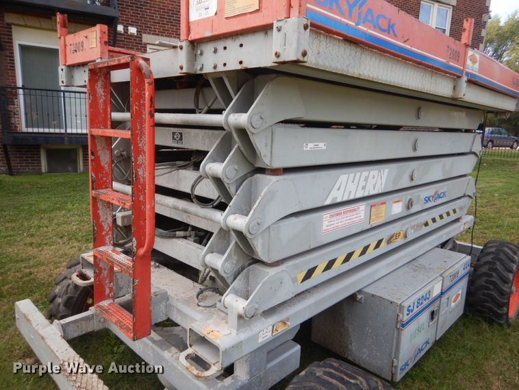 image for item JF9946 Sky Jack SJ8243  scissor lift