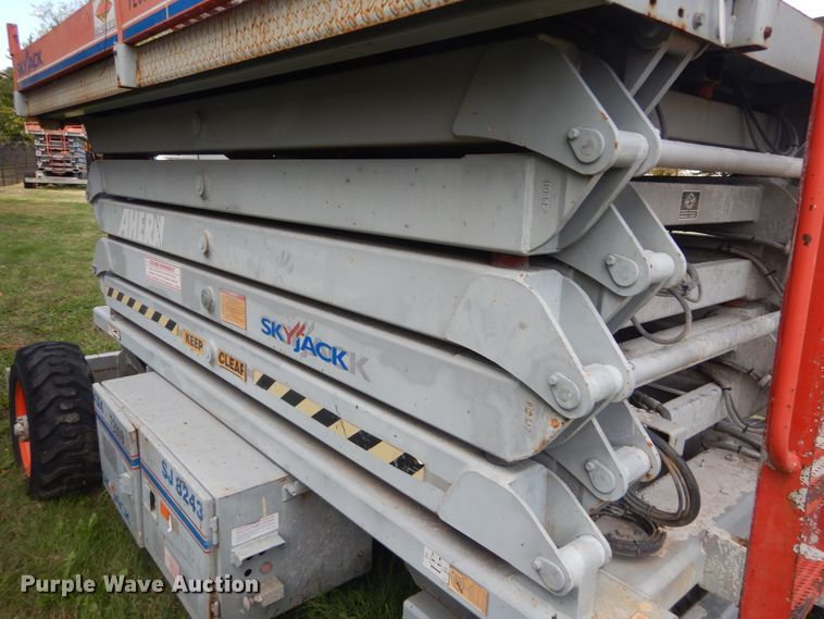 image for item JF9946 Sky Jack SJ8243  scissor lift
