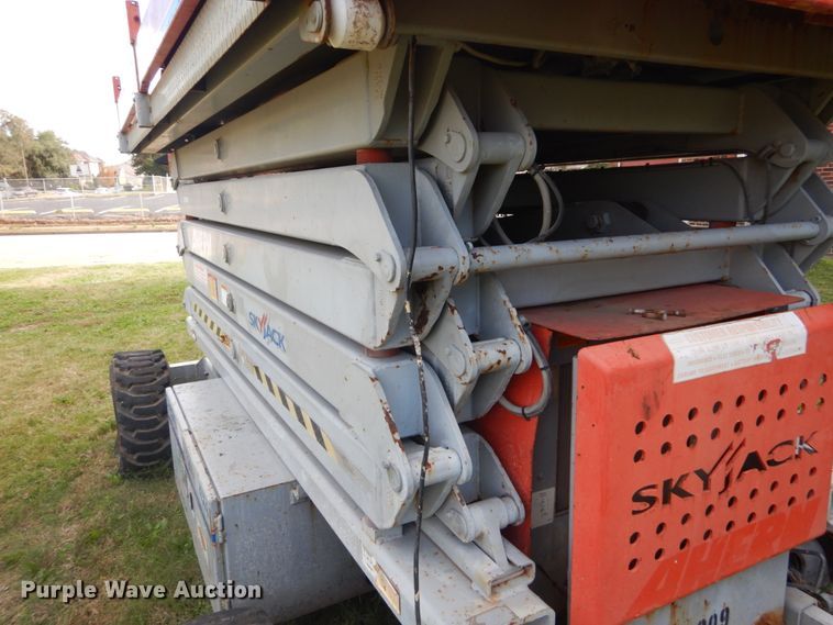 image for item JF9946 Sky Jack SJ8243  scissor lift