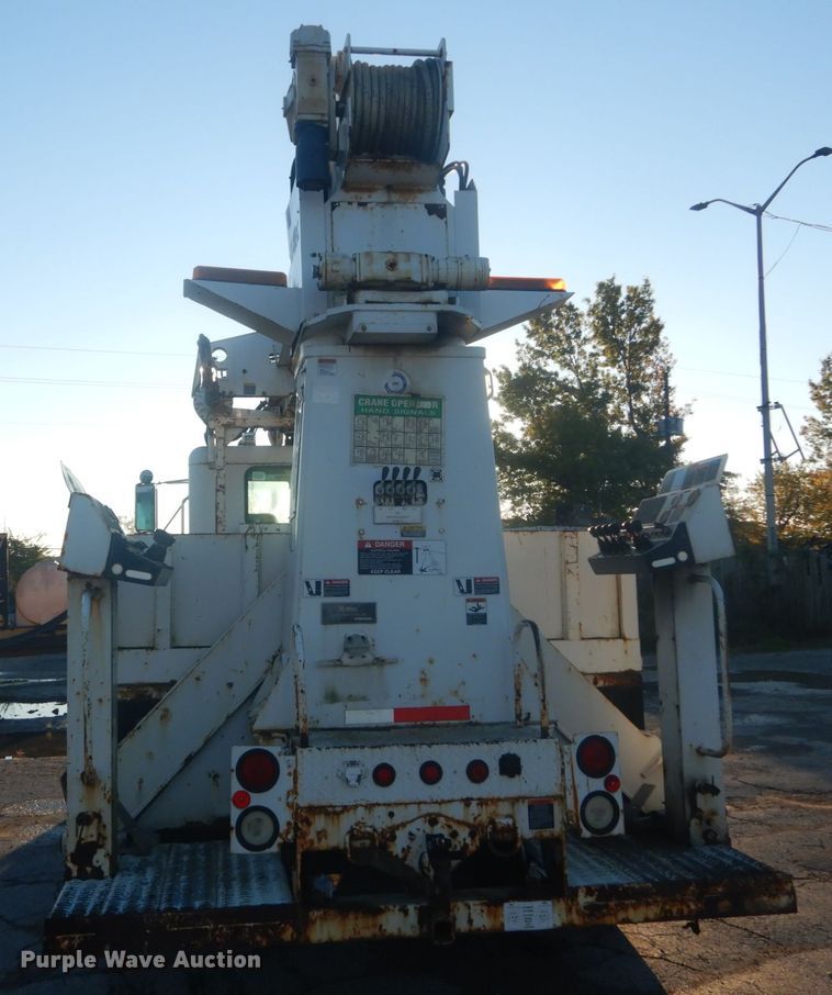 image for item JF9956 2003 Peterbilt 330  pressure digger truck