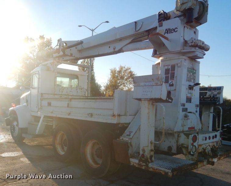 image for item JF9956 2003 Peterbilt 330  pressure digger truck