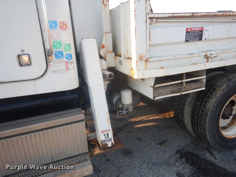 image for item JF9956 2003 Peterbilt 330  pressure digger truck