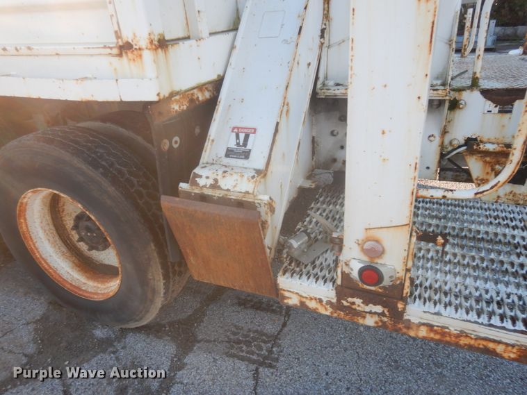 image for item JF9956 2003 Peterbilt 330  pressure digger truck