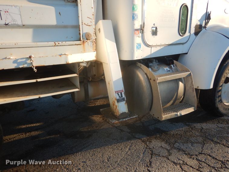 image for item JF9956 2003 Peterbilt 330  pressure digger truck