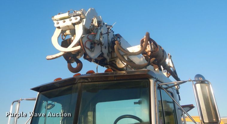image for item JF9956 2003 Peterbilt 330  pressure digger truck