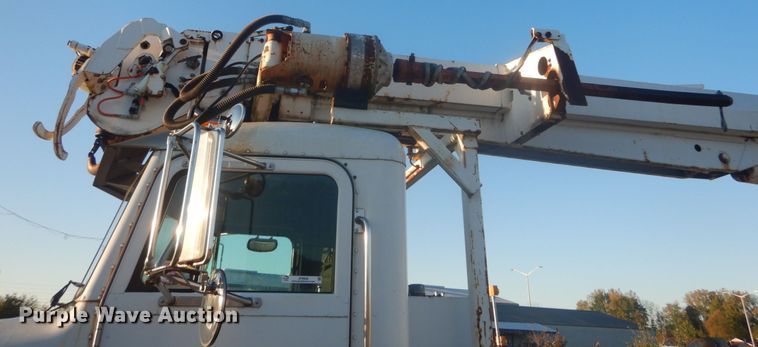 image for item JF9956 2003 Peterbilt 330  pressure digger truck