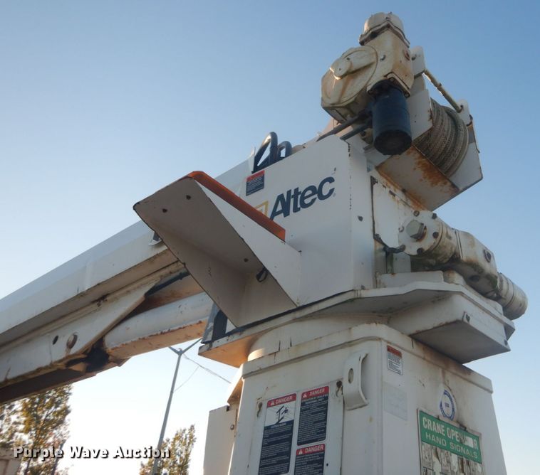 image for item JF9956 2003 Peterbilt 330  pressure digger truck