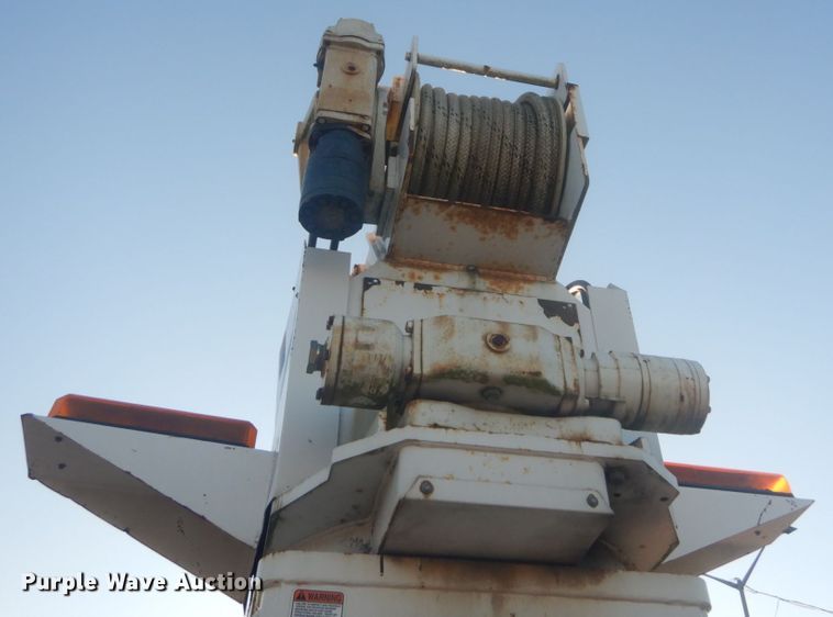 image for item JF9956 2003 Peterbilt 330  pressure digger truck