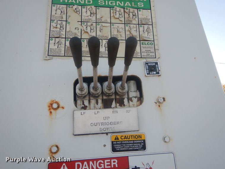 image for item JF9956 2003 Peterbilt 330  pressure digger truck