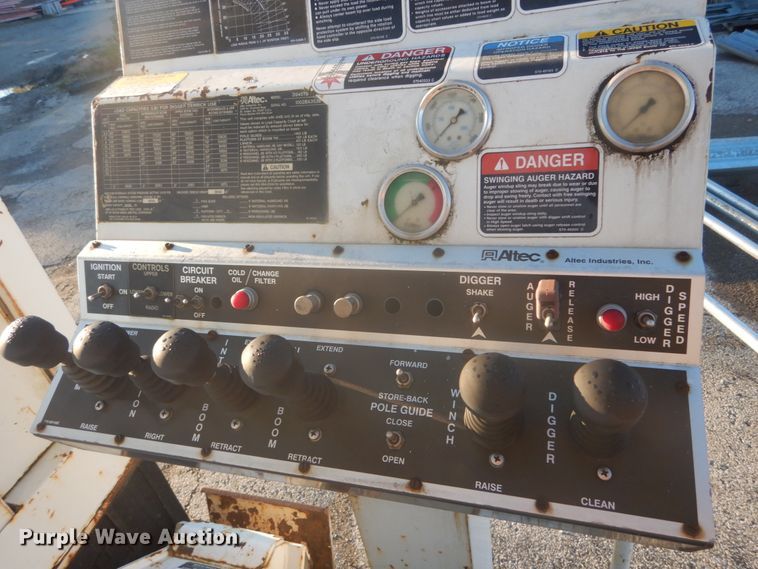 image for item JF9956 2003 Peterbilt 330  pressure digger truck