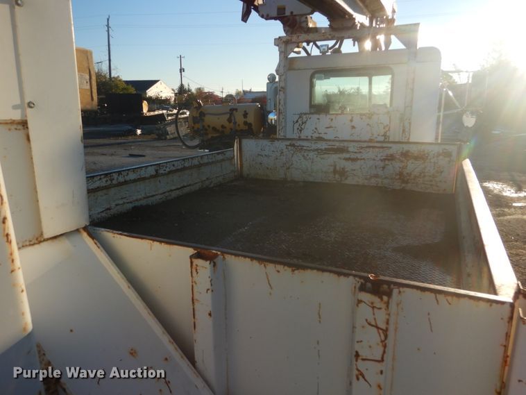 image for item JF9956 2003 Peterbilt 330  pressure digger truck