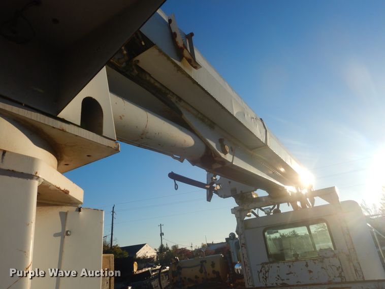 image for item JF9956 2003 Peterbilt 330  pressure digger truck