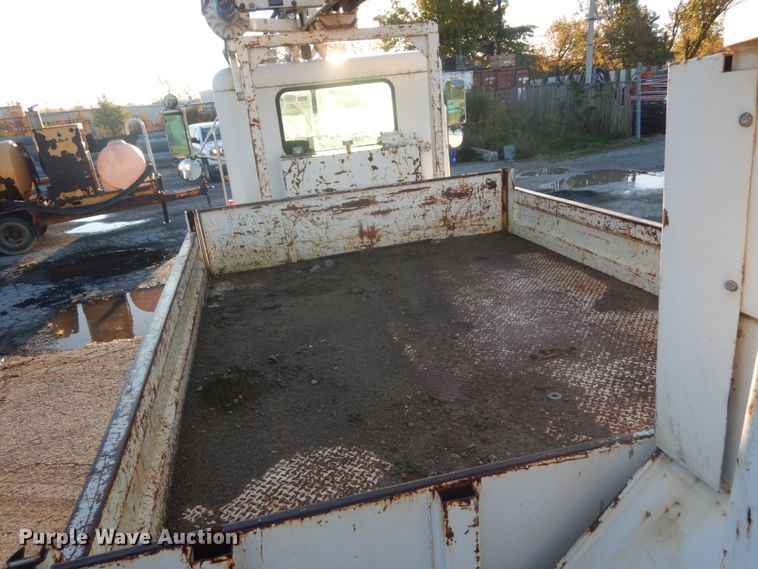 image for item JF9956 2003 Peterbilt 330  pressure digger truck