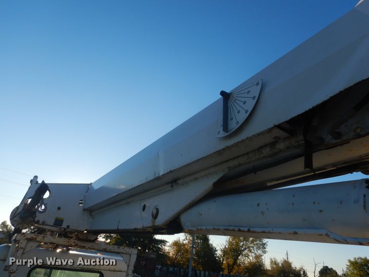 image for item JF9956 2003 Peterbilt 330  pressure digger truck