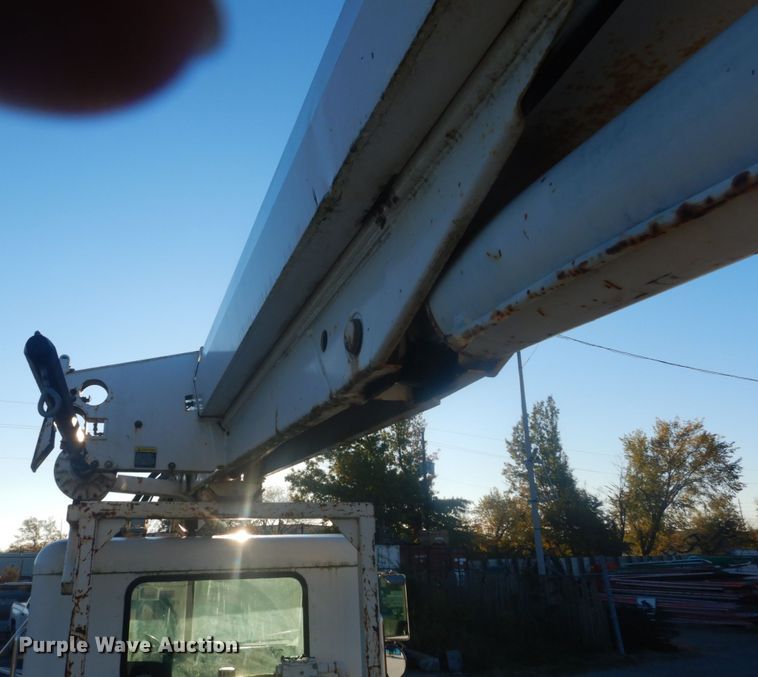 image for item JF9956 2003 Peterbilt 330  pressure digger truck