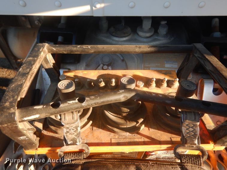 image for item JF9956 2003 Peterbilt 330  pressure digger truck