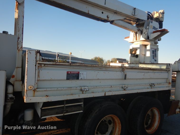 image for item JF9956 2003 Peterbilt 330  pressure digger truck