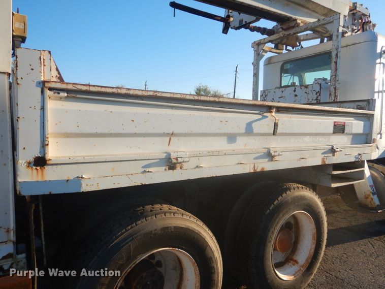 image for item JF9956 2003 Peterbilt 330  pressure digger truck