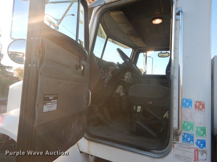 image for item JF9956 2003 Peterbilt 330  pressure digger truck