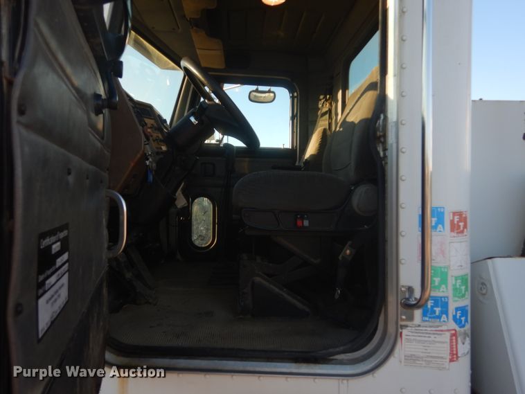 image for item JF9956 2003 Peterbilt 330  pressure digger truck